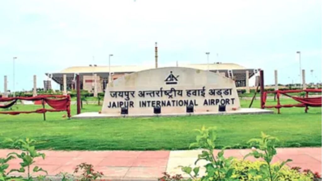 Rajasthan News: जयपुर एयरपोर्ट पर बड़ा हादसा टला, ट्रेनिंग विमान से ग्राउंड वाहन की टक्कर, पायलट-NCC कैडेट सुरक्षित