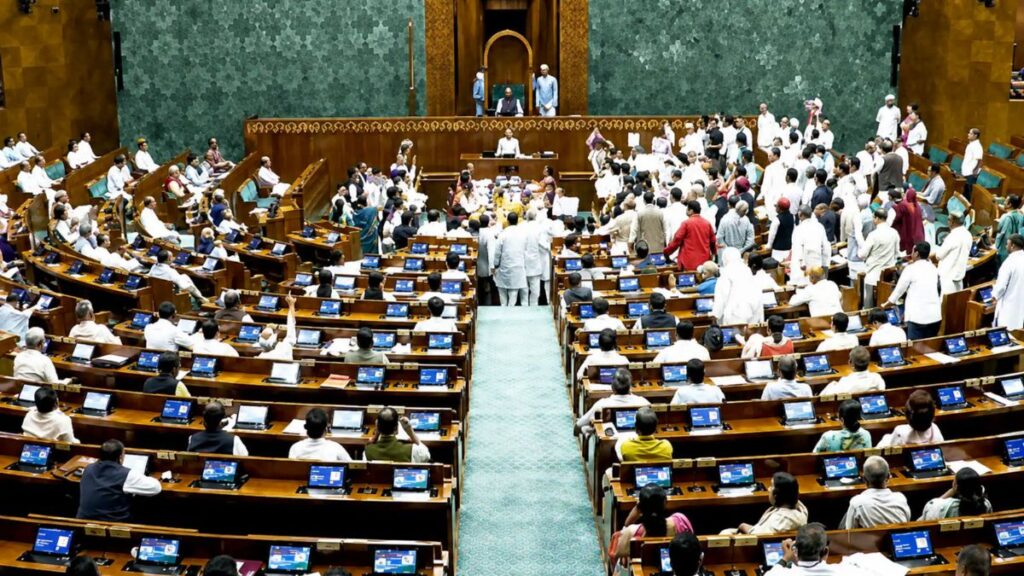 Rajya Sabha: चढ़ावा चोरी और प्रदर्शनकारी छात्रों पर बल प्रयोग के मुद्दे पर रास में हंगामा, बैठक 12 बजे तक स्थगित