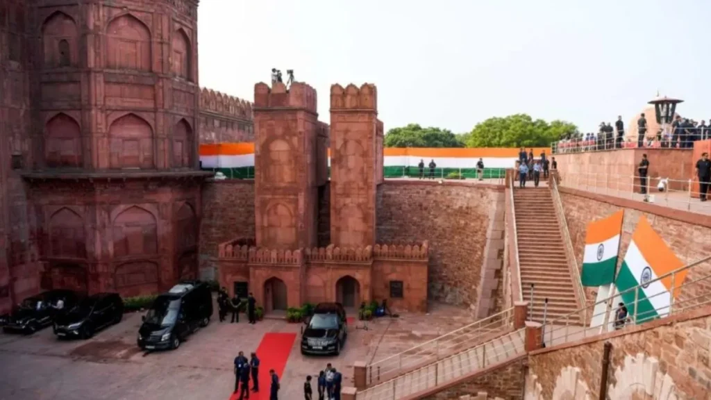 Red Fort Independence Day: लाल किला जाने से पहले जान लें ये नियम, पावर बैंक, पानी की बोतल और छाता ले जाने पर लगा बैन