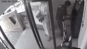 Rewari News: रेवाड़ी में दिनदहाड़े बाइक से आईं दो लड़कियां, एक ने पेचकस से खोला ATM, दूसरी देती रही पहरा