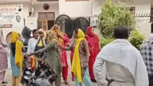 Rewari News: रेवाड़ी में विधायक ऑफिस के गेट पर बैठीं महिलाएं, सस्पेंडेड सरपंच पर लगाया गोली मारने की धमकी का आरोप