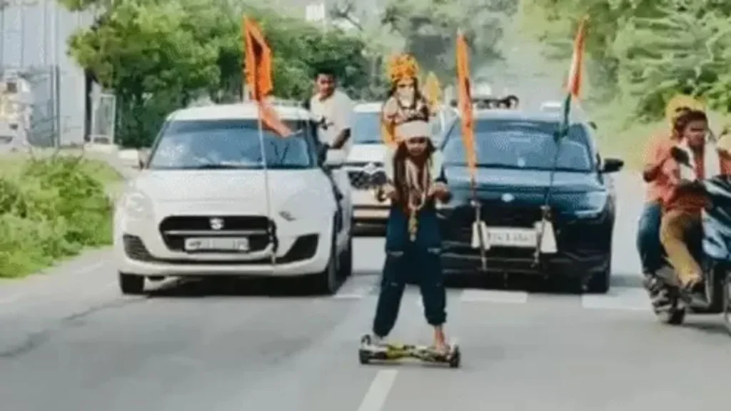 Rider Deeksha Kanwar Yatra: 105 डिग्री बुखार में भी नहीं रुकीं 'लिटिल राइडर' दीक्षा, बाइक खराब हुई तो होवर बोर्ड से पूरी की कांवड़ यात्रा
