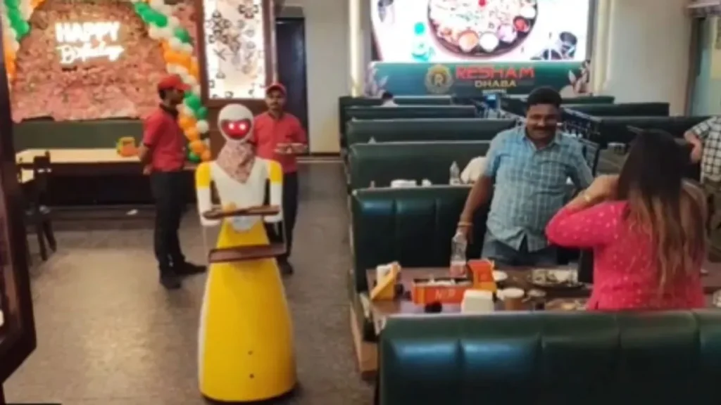 Robot Waiter Viral: मुरथल के ढाबे में रोबोट वेटर का जलवा, पराठों के साथ मिला हाई-टेक सर्विस का जायका
