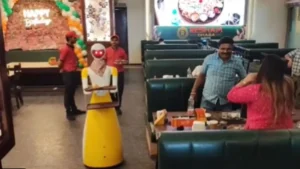 Robot Waiter Viral: मुरथल के ढाबे में रोबोट वेटर का जलवा, पराठों के साथ मिला हाई-टेक सर्विस का जायका