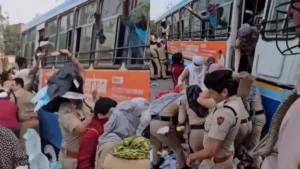 Safai Karamchari Strike: हरियाणा में सफाई कर्मचारियों की हड़ताल उग्र, हिसार में पुलिस पर फेंका कूड़ा, फतेहाबाद में पार्षद के घर लगाया ढेर