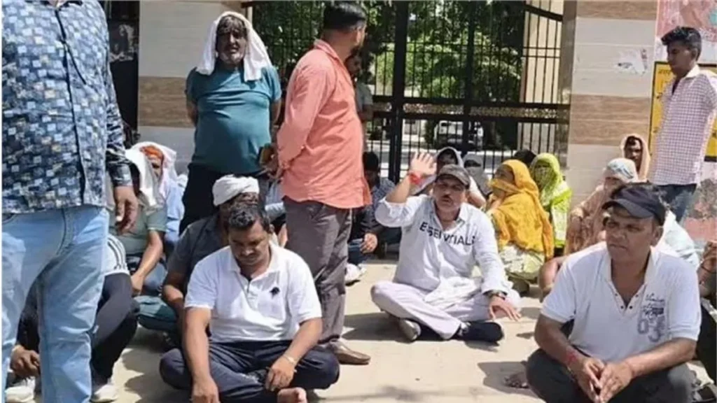Sonipat News: मॉडल टाउन स्कूल में छात्रों से करवाई सफाई, कर्मचारियों ने हेडमास्टर से लगवा झाड़ू, फिर दिया धरना