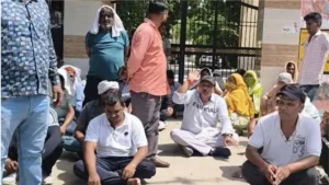 Sonipat News: मॉडल टाउन स्कूल में छात्रों से करवाई सफाई, कर्मचारियों ने हेडमास्टर से लगवा झाड़ू, फिर दिया धरना