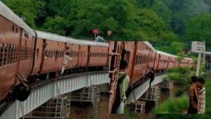Train Stunt Video: पाली में चलती ट्रेन पर युवकों का जानलेवा स्टंट, दरवाजों पर लटकने के विडियो वायरल, रेलवे ने FIR के दिए निर्देश