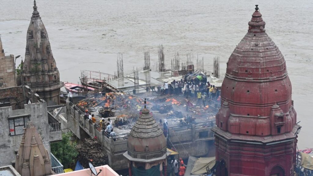Uttar Pradesh Monsoon: वाराणसी के सभी 84 घाट डूबे: छत पर गंगा आरती और अंतिम संस्कार, यूपी के 13 जिलों में बाढ़ जैसे हालात