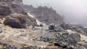 Uttarakhand News: उत्तराखंड में उफनाई नदी में युवक बहा, भूस्खलन से करीब 80 सड़कें बाधित