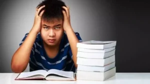 Vastu Tips: बच्चे का पढ़ाई में नहीं लगता मन? कॉपियों के पहले पन्ने पर बनाएं ये 3 शुभ चिह्न