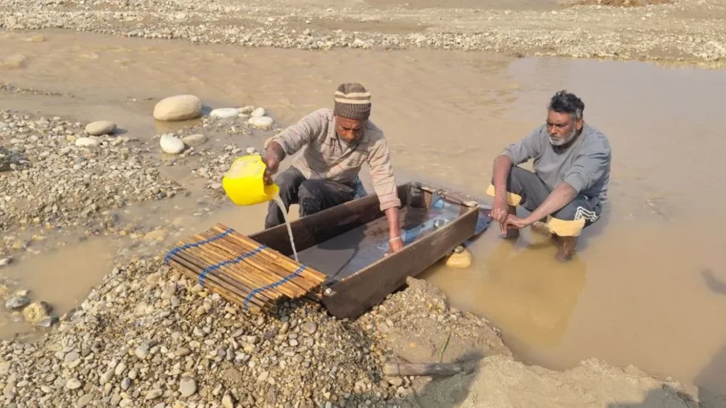 Yamunanagar Boli Gold: यमुनानगर की इस नदी में बहता है सोना, जानिए कैसे रेत छानकर पेट पालते हैं सैकड़ों परिवार