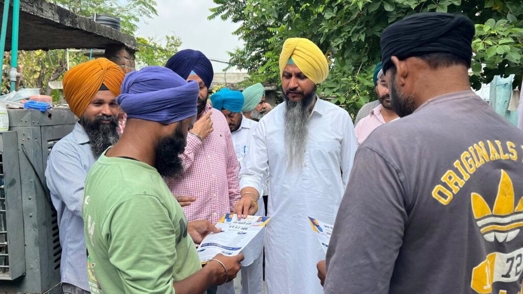 AAP Mann Ke Munafe Campaign : आप नेताओं ने घर-घर जाकर दिया 4.5 साल का रिपोर्ट कार्ड