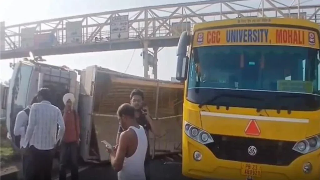 Ambala Highway Accident: अंबाला में दिल्ली-अंबाला हाईवे पर बड़ा हादसा टला, 35 छात्रों से भरी कॉलेज बस को ट्रक ने मारी टक्कर