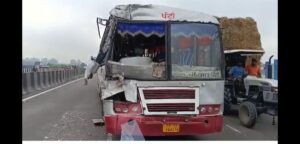 Amritsar Accident News : दबुर्जी फ्लाईओवर पर ट्रक और पंजाब रोडवेज बस में भिड़ंत, बाल-बाल बचे यात्री