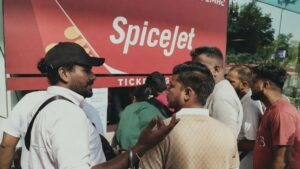Amritsar Airport News: एयरपोर्ट पर 14 घंटे लेट स्पाइसजेट की फ्लाइट, धूप में बैठे यात्री स्टाफ से भिड़े