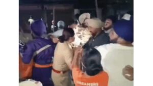अमृतसर में रेकी के शक में निहंग को पीटा: मारपीट रोकने पहुंचीं SHO से बदसलूकी की, VIDEO में पुलिस से खींचतान और हंगामा
