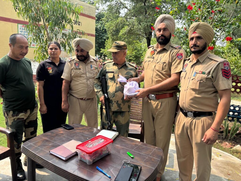 BSF Punjab Border Pistol Recovery : खालड़ा सीमावर्ती क्षेत्र में बीएसएफ ने खेत से चाइनीज पिस्तौल और कारतूस बरामद किए