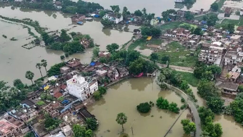 Bihar Flood: बिहार में 27 लाख लोग बाढ़ की चपेट में, 6 नदियां उफान पर, 20 से ज्यादा मौतें, गंगा में 10 लोगों से भरी नाव पलटी
