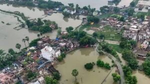 Bihar Flood: बिहार में 27 लाख लोग बाढ़ की चपेट में, 6 नदियां उफान पर, 20 से ज्यादा मौतें, गंगा में 10 लोगों से भरी नाव पलटी
