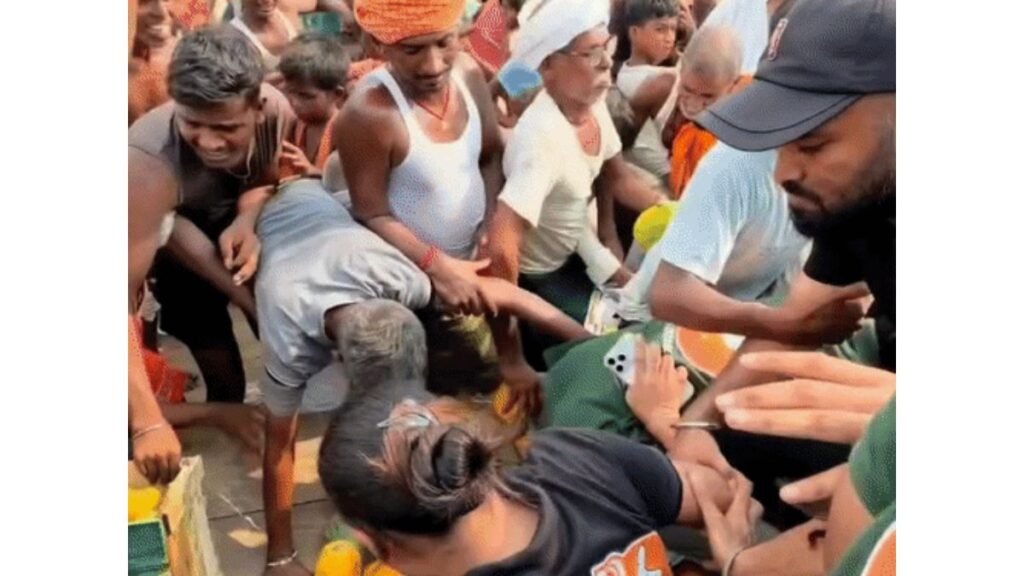 बिहार में बाढ़ पीड़ितों के लिए ले जा रहे थे फल, रास्ते में जुटी भीड़ ने पूरी खेप उठा ली, सोशल मीडिया पर वीडियो भी वायरल