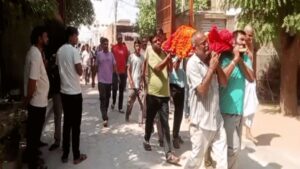 राजस्थान में अनोखी अंतिम यात्रा: पति ने पत्नी को दुल्हन की तरह सजाया, खुद भी दूल्हे की तरह सजे; मोक्षधाम में फूट-फूटकर रोए