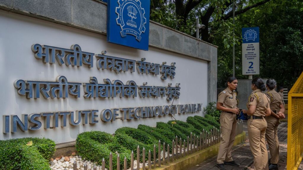 साहिल वाकोडे सुसाइड केस: IIT बॉम्बे ने प्रोफेसर दूल्ला को डीन पद से हटाया, छात्रों की 18 मांगों पर चर्चा