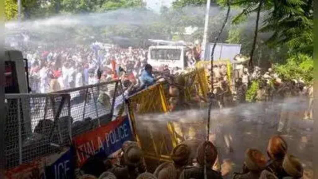 Breaking: चीमा के घर कूच कर रही पंजाब कांग्रेस को पुलिस ने रोका, सचिन पायलट हिरासत में; बैरिकेडिंग पर चढ़े कार्यकर्ता