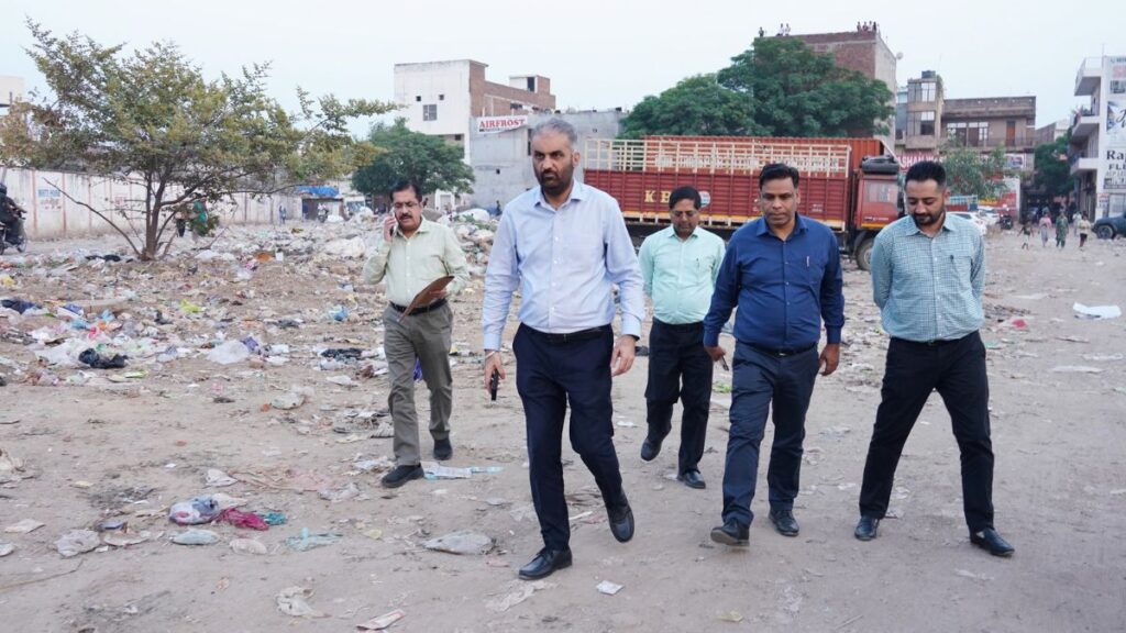 कई दिनों से पड़ा था कचरा, टूटी मिलीं फुटपाथ की टाइलें; सेक्टर-8 से किशनगढ़ तक निरीक्षण, गृह सचिव ने अफसरों से मांगा जवाब