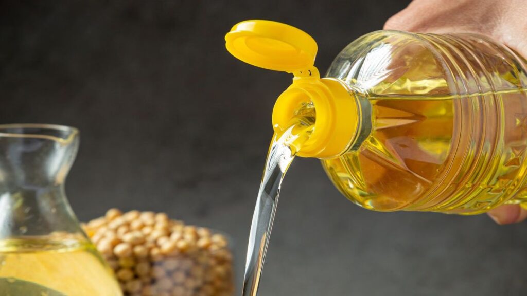 Cooking oil price: तेल की कीमतों पर बड़ी खबर, सोया-पाम तेल की ड्यूटी 5% हुई; सूरजमुखी तेल पर शुल्क खत्म