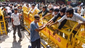 DUSU Election 2026: नारे, सेल्फी और बिखरे पर्चे; डीयू के नॉर्थ कैंपस में दिखा छात्र संघ चुनाव का रंग