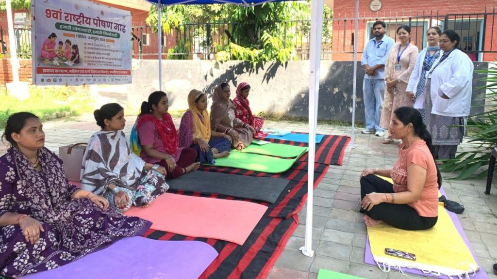 डड्डूमाजरा में आयुष शिविर: एनीमिया जांच के साथ गर्भवती महिलाओं को योग की सीख