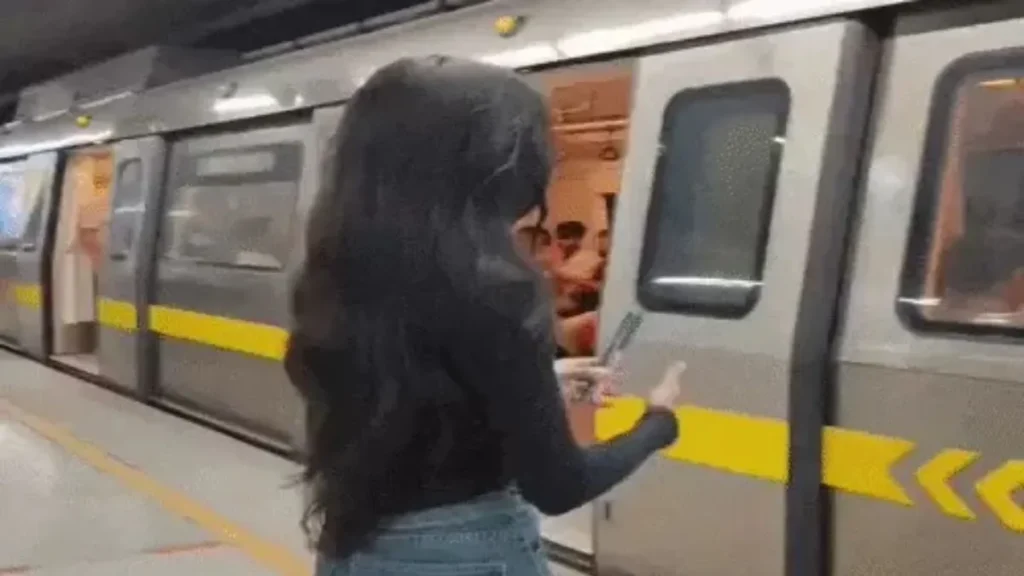 Delhi Metro Reel Warning: मेट्रो के शीशे पर मोबाइल चिपकाकर रील बनाने वालों पर DMRC का बड़ा एक्शन, होगी जेल