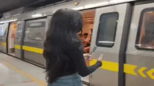 Delhi Metro Reel Warning: मेट्रो के शीशे पर मोबाइल चिपकाकर रील बनाने वालों पर DMRC का बड़ा एक्शन, होगी जेल