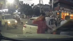Faridabad News: फरीदाबाद में सड़क पर बेकाबू हुआ लोगों का गुस्सा, हॉर्न बजाने पर कैब चालक की पीट-पीटकर बनाई हालत खराब