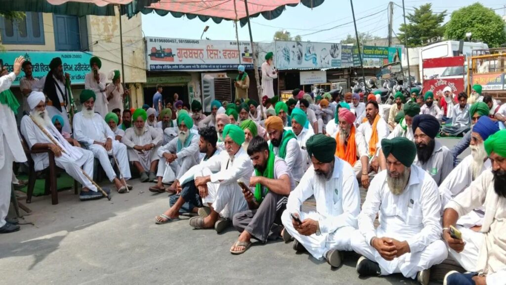 Farmers Protest: चंडीगढ़-मोहाली बॉर्डर पर डटे किसान, गायक रेशम अनमोल ने की लंगर सेवा, ट्रैक्टर-ट्रॉलियां बढ़ने से ट्रैफिक प्रभावित