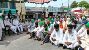 Farmers Protest: चंडीगढ़-मोहाली बॉर्डर पर डटे किसान, गायक रेशम अनमोल ने की लंगर सेवा, ट्रैक्टर-ट्रॉलियां बढ़ने से ट्रैफिक प्रभावित