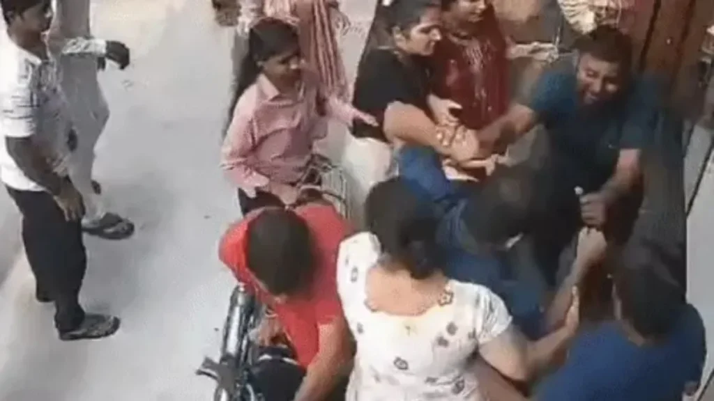 Fatehabad Crime: फतेहाबाद में कचरे को लेकर दो दुकानदारों में गदर: दुकान में घुसकर पीटा, CCTV फुटेज वायरल