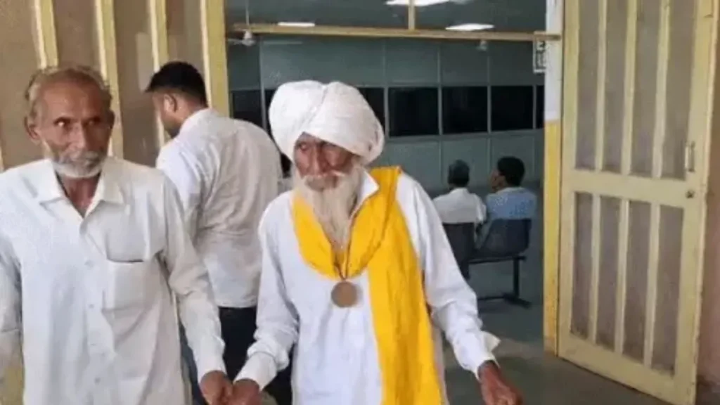 Fatehabad News: 101 साल के स्वतंत्रता सेनानी नादर सिंह की दर्दभरी दास्तान, पेंशन के लिए हिसार DC दफ्तर पहुंचे आजाद हिंद फौज के सिपाही