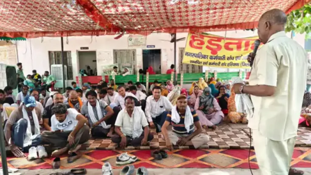 Fatehabad News: फतेहाबाद में हड़ताली सफाई कर्मियों पर बड़ा एक्शन, 330 कर्मचारी बर्खास्त, 45 पक्के कर्मियों पर गिरी गाज