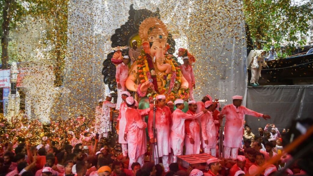 ‘गणपति बप्पा मोरया’ के जयकारों के बीच मुंबई में गणेश प्रतिमा विसर्जन के लिए शोभायात्राएं शुरू