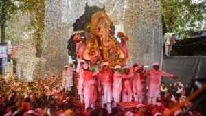 ‘गणपति बप्पा मोरया’ के जयकारों के बीच मुंबई में गणेश प्रतिमा विसर्जन के लिए शोभायात्राएं शुरू
