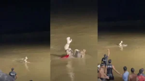 Ganpati Visarjan Viral: विसर्जन के वक्त नदी से निकला बप्पा का हाथ! वायरल वीडियो देखकर भावुक हुए करोड़ों भक्त
