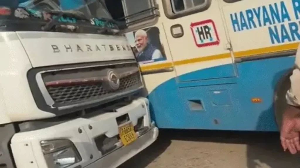 Gurugram News: गुरुग्राम NH-48 पर टला बड़ा हादसा, बिलासपुर चौक के पास रोडवेज बस और ट्रक में भिड़ंत, बाल-बाल बचे यात्री