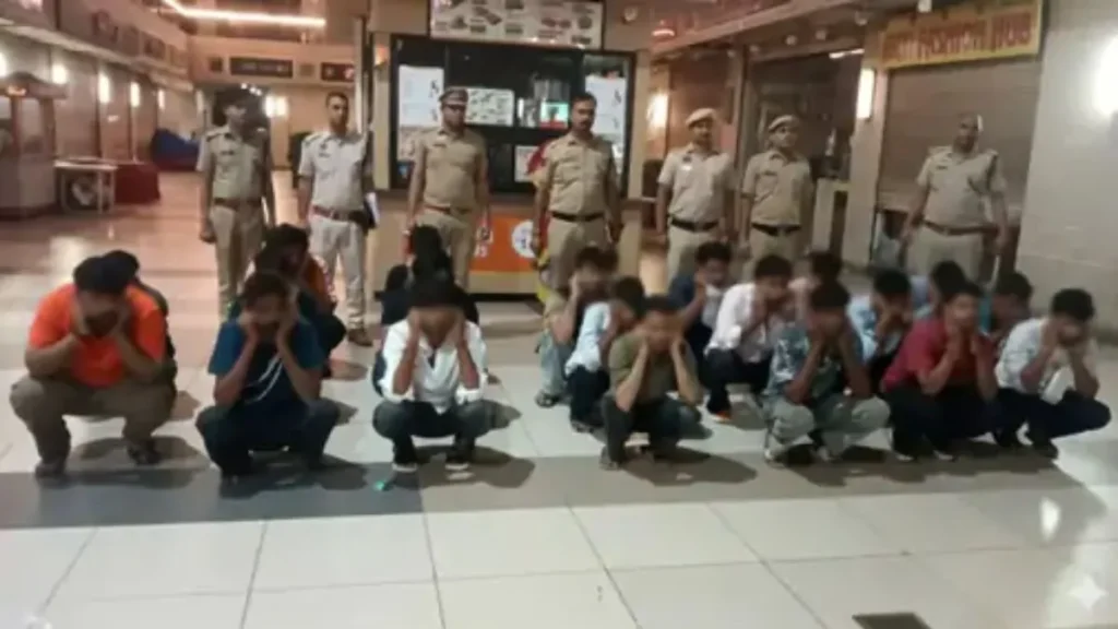 Gurugram Spa Center Raid: गुरुग्राम के सफायर मॉल में आधी रात बड़ी रेड: 18 स्पा सेंटरों से 30 युवतियां और 20 युवक हिरासत में