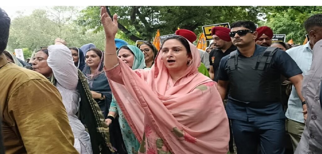 Harsimrat Kaur Badal की अगुवाई में अकाली दल का चंडीगढ़ में जोरदार प्रदर्शन, पंजाब सीएम के आवास की ओर निकाला मार्च