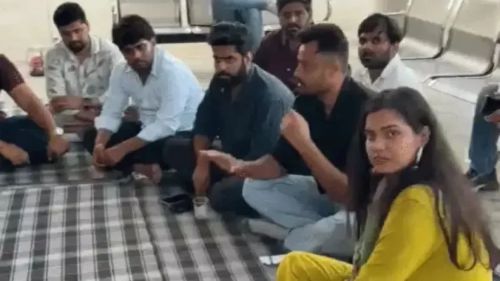Haryana Sanitation Workers Strike: सफाई कर्मचारियों का अनोखा प्रदर्शन, झज्जर में सीजेपी ने दी सोशल मीडिया ट्रेनिंग