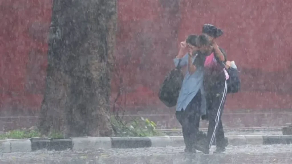 Haryana Weather: हरियाणा में फिर बदला मौसम, गुरुग्राम और फरीदाबाद समेत 6 जिलों में बारिश का येलो अलर्ट
