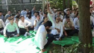Health workers protest: पंचकूला में ऑनलाइन ट्रांसफर पॉलिसी के खिलाफ स्वास्थ्य कर्मचारियों ने की हड़ताल
