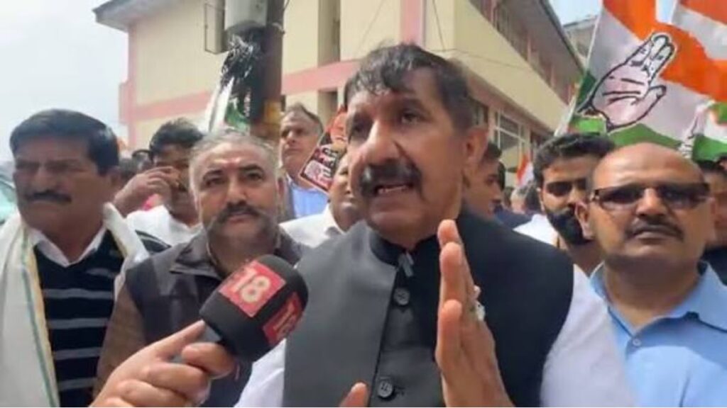 शिमला में चुनाव विभाग कार्यालय के बाहर कांग्रेस का प्रदर्शन, दीवार पर लिखा ‘वोट चोर’; CEC का पुतला फूंका